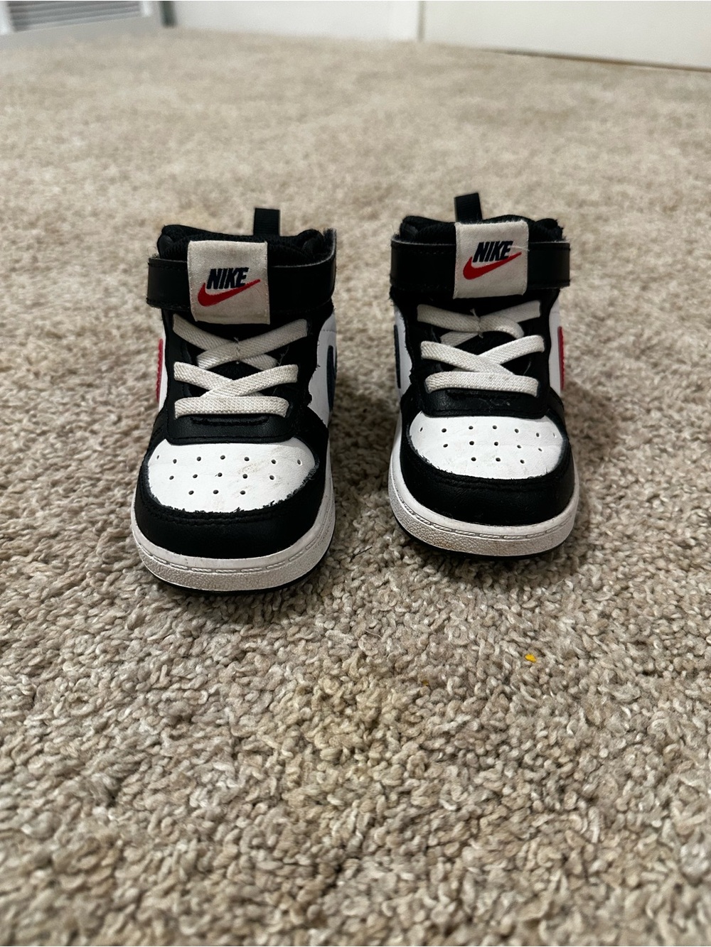 Nike Kids Black White Red Low-Top Sneakers